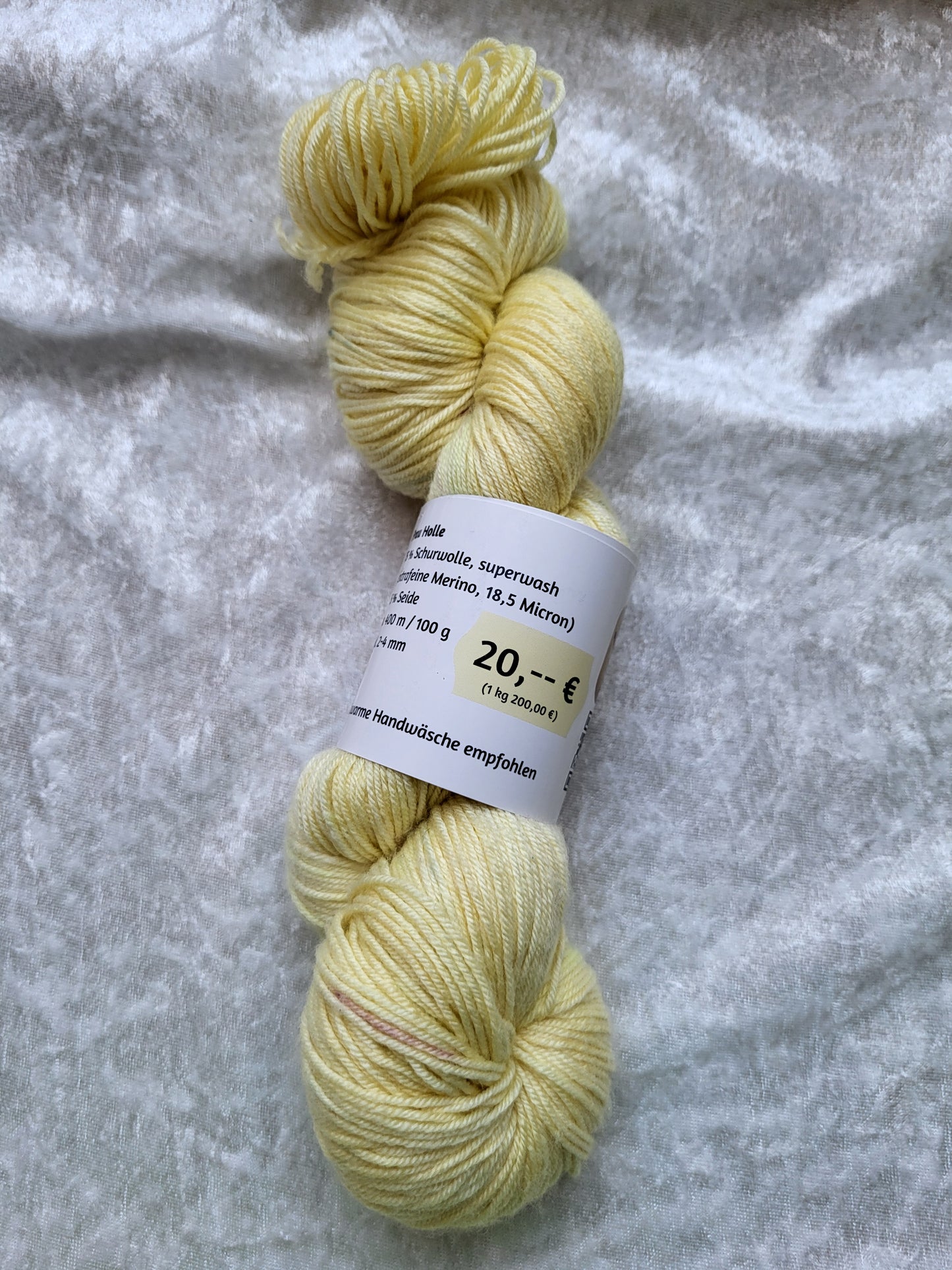 Frau Holle: 75 % Schurwolle, 25 % Seide, ca. 400 m / 100 g
