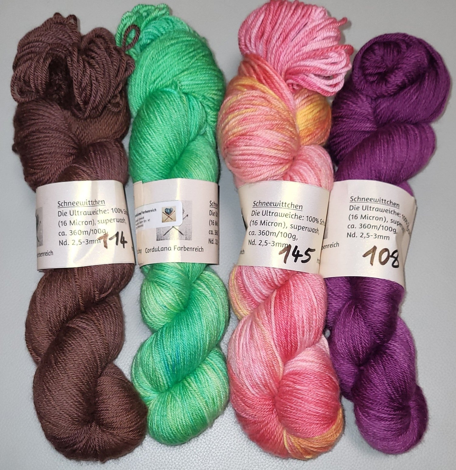 Schneewittchen: 100 % Schurwolle (16 Micron), superwash, ca. 360 m / 100 g