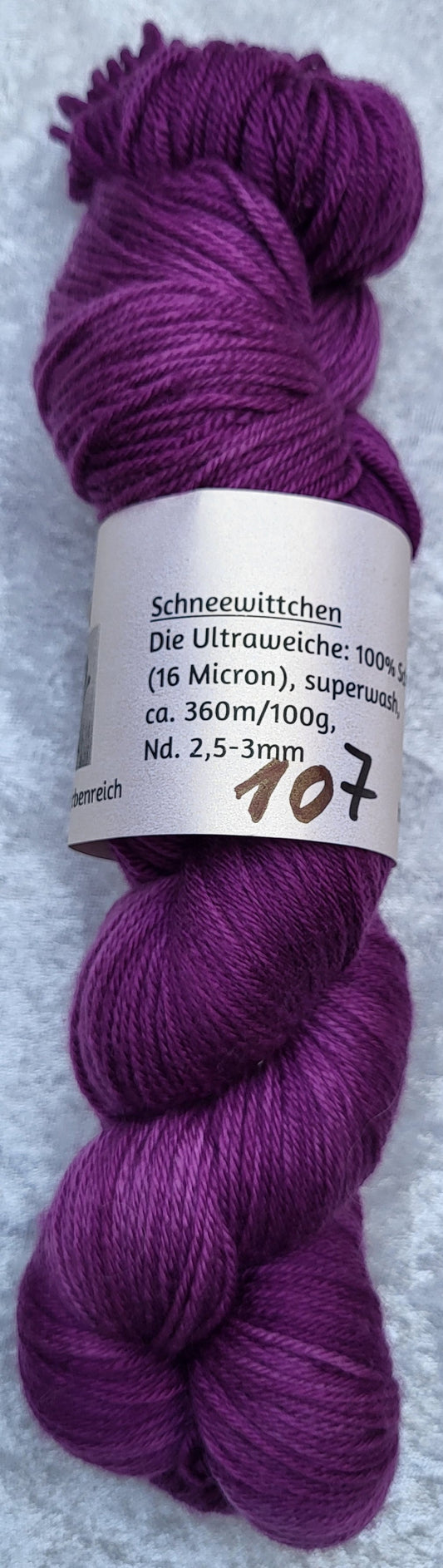Schneewittchen: 100 % Schurwolle (16 Micron), superwash, ca. 360 m / 100 g