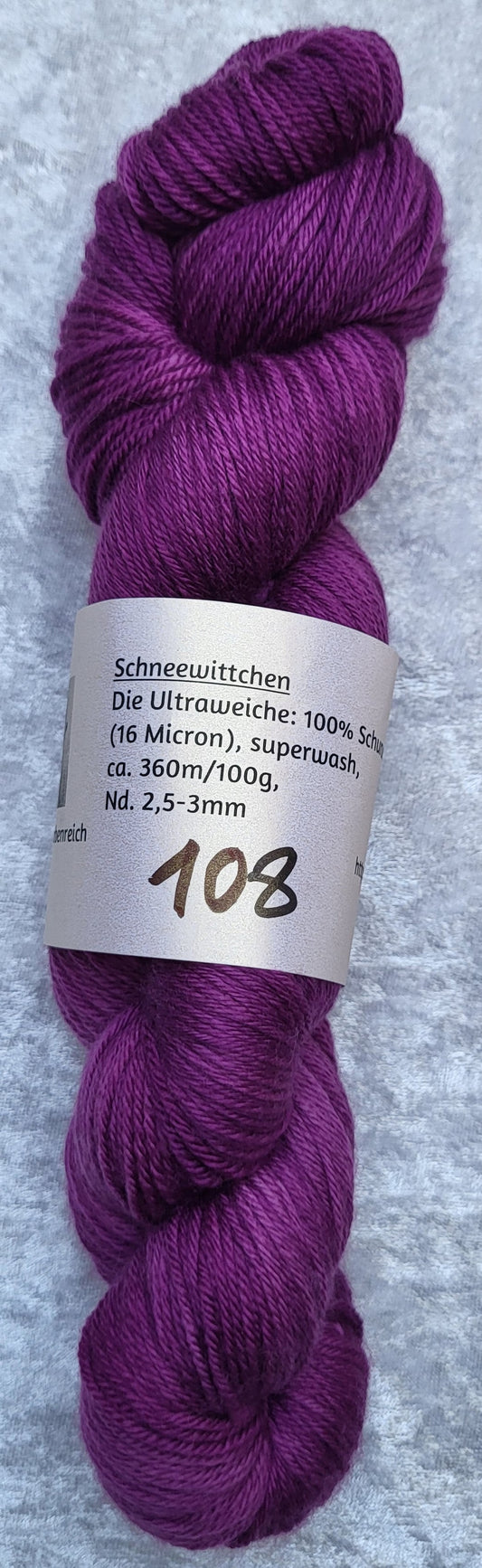 Schneewittchen: 100 % Schurwolle (16 Micron), superwash, ca. 360 m / 100 g