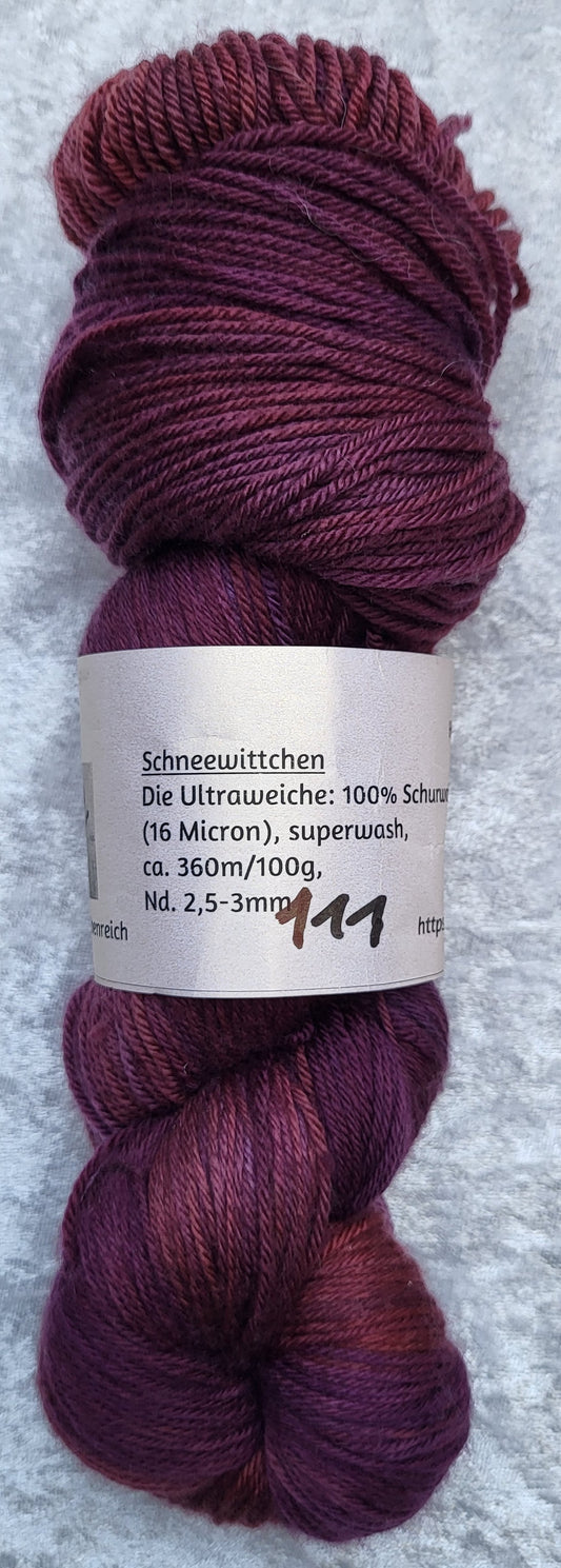 Schneewittchen: 100 % Schurwolle (16 Micron), superwash, ca. 360 m / 100 g
