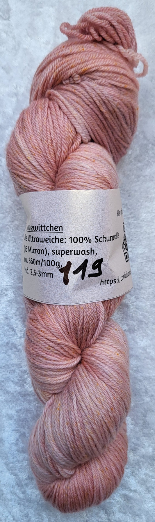 Schneewittchen: 100 % Schurwolle (16 Micron), superwash, ca. 360 m / 100 g