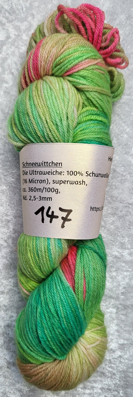 Schneewittchen: 100 % Schurwolle (16 Micron), superwash, ca. 360 m / 100 g