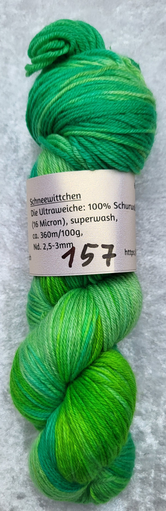 Schneewittchen: 100 % Schurwolle (16 Micron), superwash, ca. 360 m / 100 g