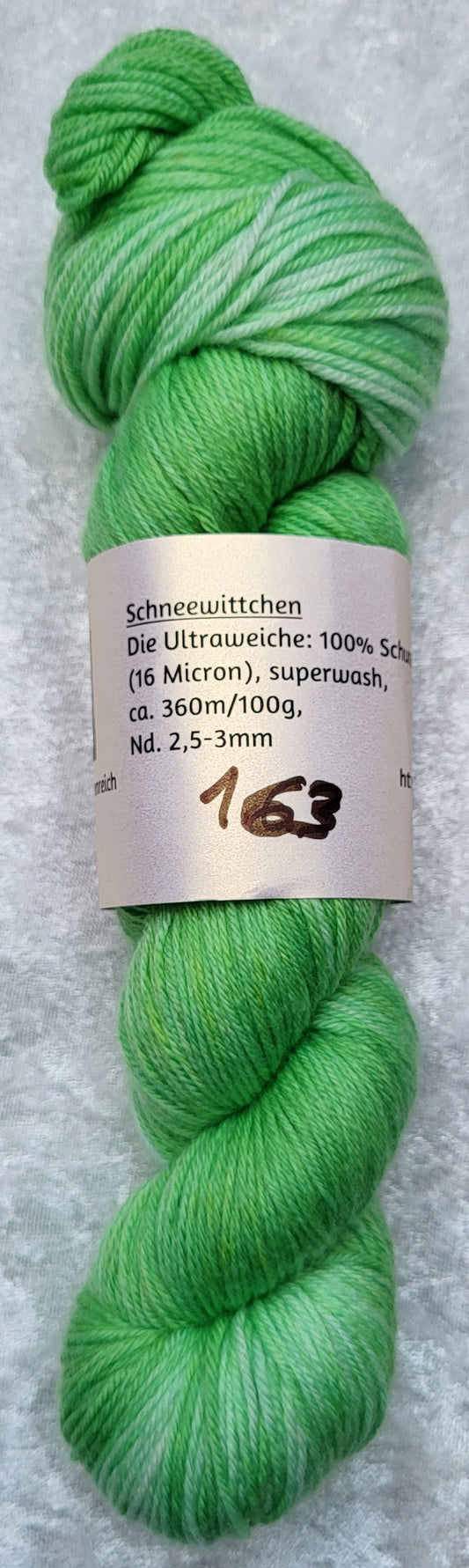 Schneewittchen: 100 % Schurwolle (16 Micron), superwash, ca. 360 m / 100 g