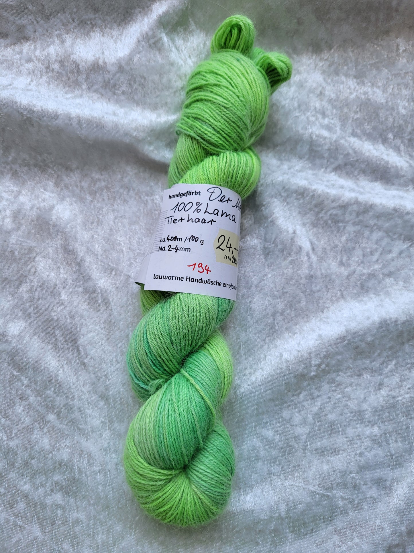 Der Mond:  100 % Tierhaar: Lama, ca. 400 m / 100 g