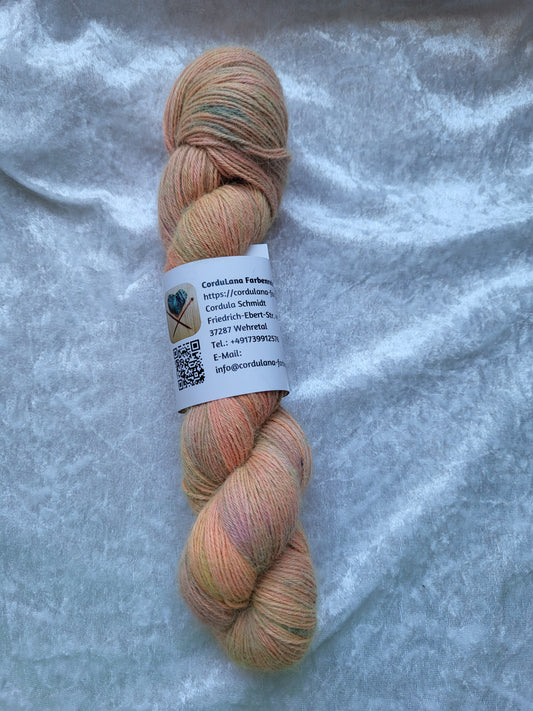 Der Mond:  100 % Tierhaar: Lama, ca. 400 m / 100 g