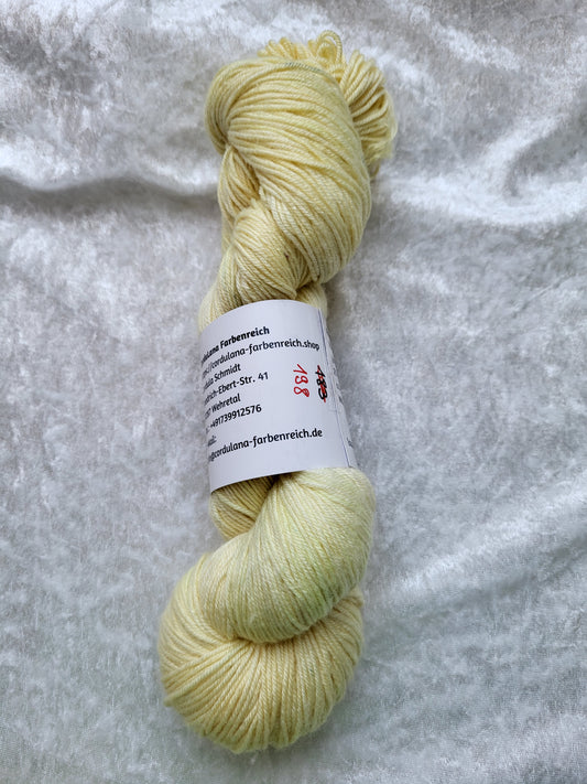 Frau Holle: 75 % Schurwolle, 25 % Seide, ca. 400 m / 100 g