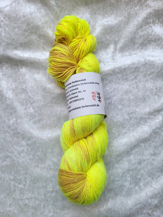 Frau Holle: 75 % Schurwolle, 25 % Seide, ca. 400 m / 100 g