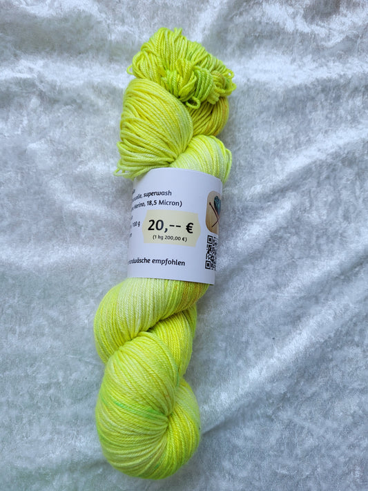 Frau Holle: 75 % Schurwolle, 25 % Seide, ca. 400 m / 100 g
