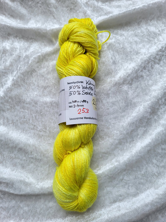 König Drosselbart 400: 50 % Wolle, 50 % Seide, ca. 400 m / 100 g