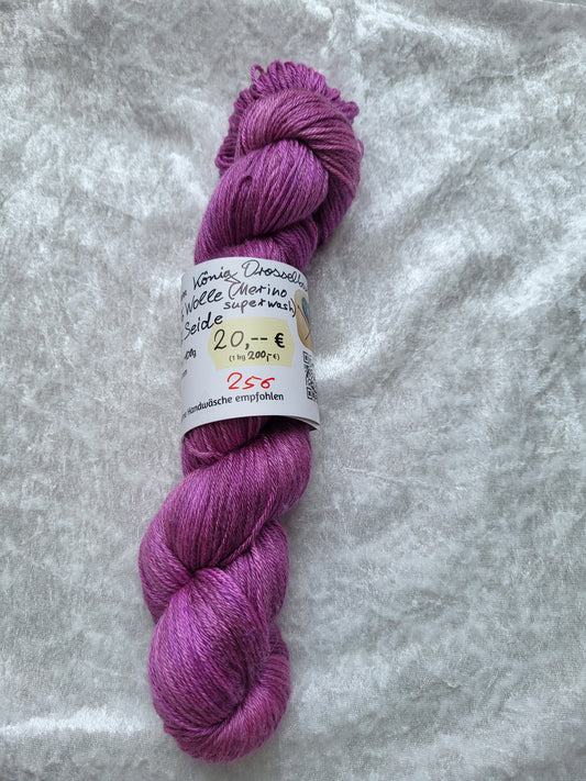 König Drosselbart 400: 50 % Wolle, 50 % Seide, ca. 400 m / 100 g