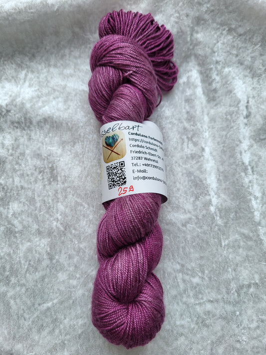 König Drosselbart 300: 50 % Wolle, 50 % Seide, ca. 300 m / 100 g